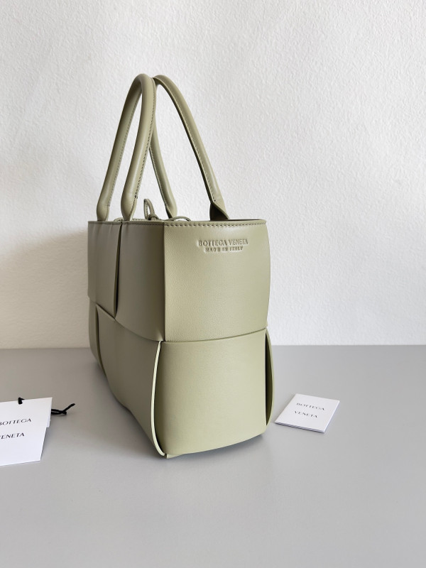 bo*te*ga Ve*ne*ta small arco tote bag