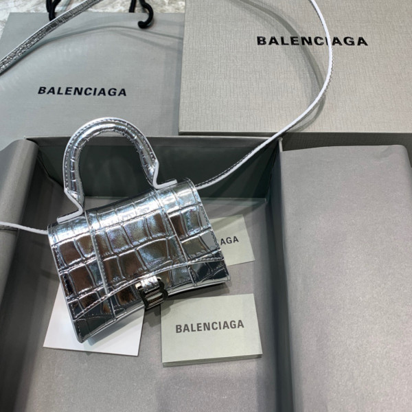Ba*len*cia*ga hourglass