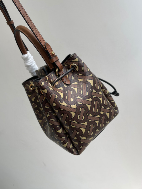 B**rry bucket bag