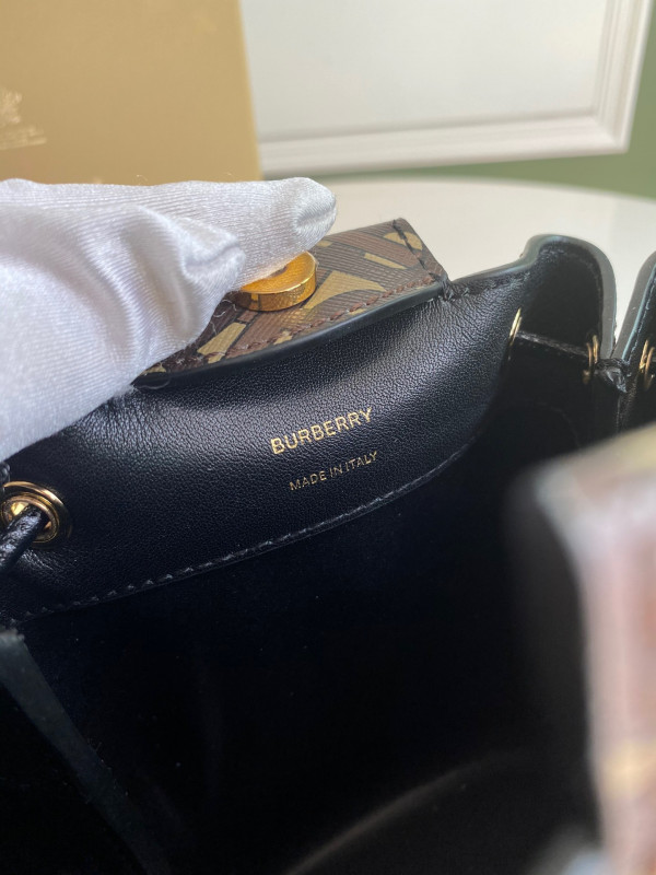 B**rry bucket bag
