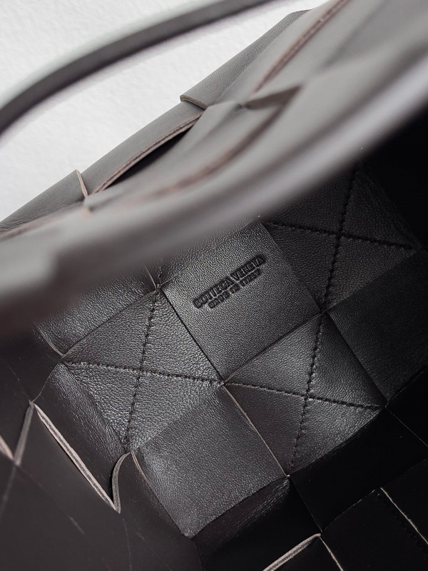 bo*te*ga Ve*ne*ta cassette bucket bag