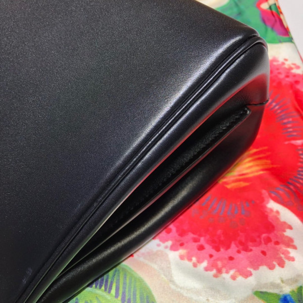 G*u*i zumi small top handle bag