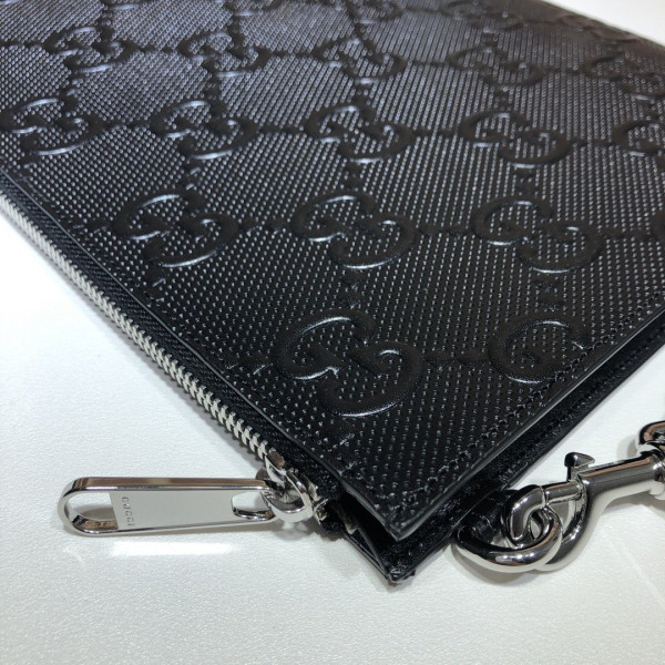 G*u*i pouch
