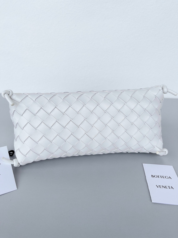 bo*te*ga Ve*ne*ta pouch on strap