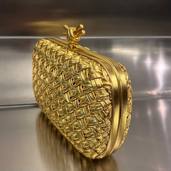 bo*te*ga Ve*ne*ta knot minaudiere