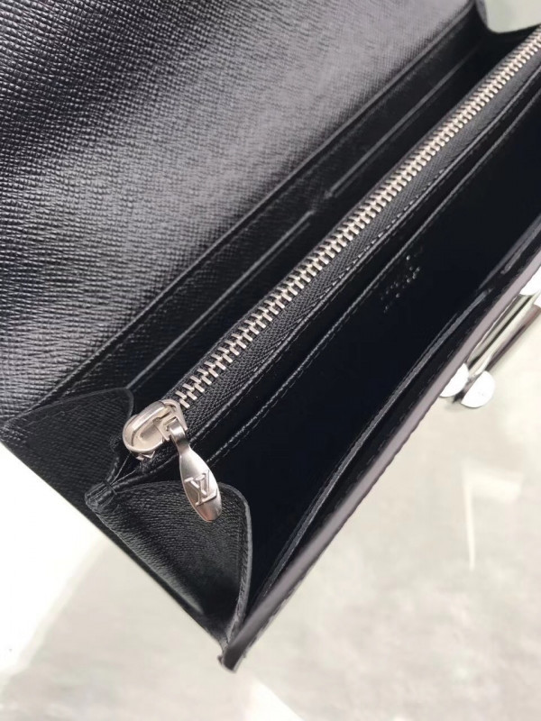 l0*is V*t0n twist wallet