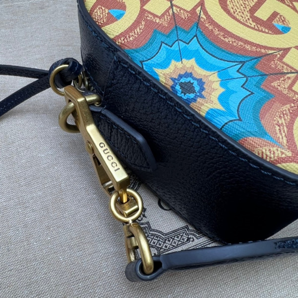 G*u*i gg messenger bag