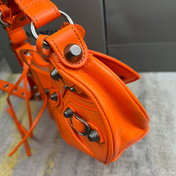 Ba*len*cia*ga women