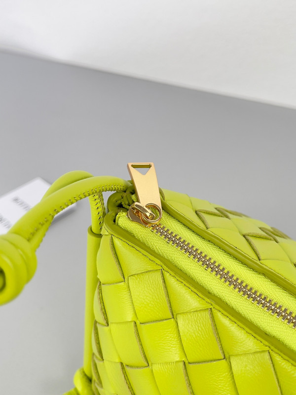 bo*te*ga Ve*ne*ta pouch on strap