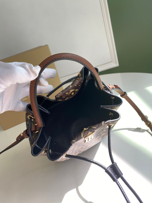 B**rry bucket bag