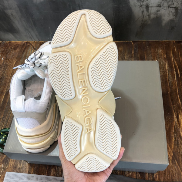 Ba*len*cia*ga triple s