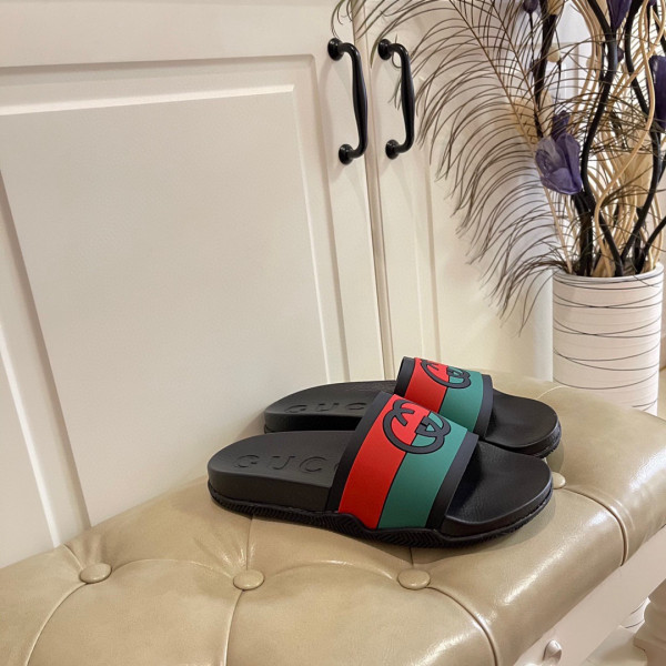 G*u*i interlocking g slide sandal