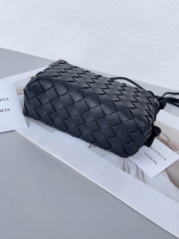 bo*te*ga Ve*ne*ta mini loop camera bag