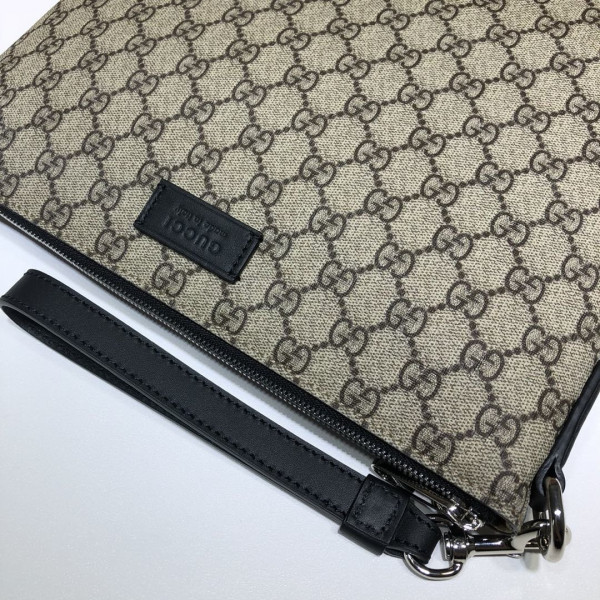 G*u*i pouch
