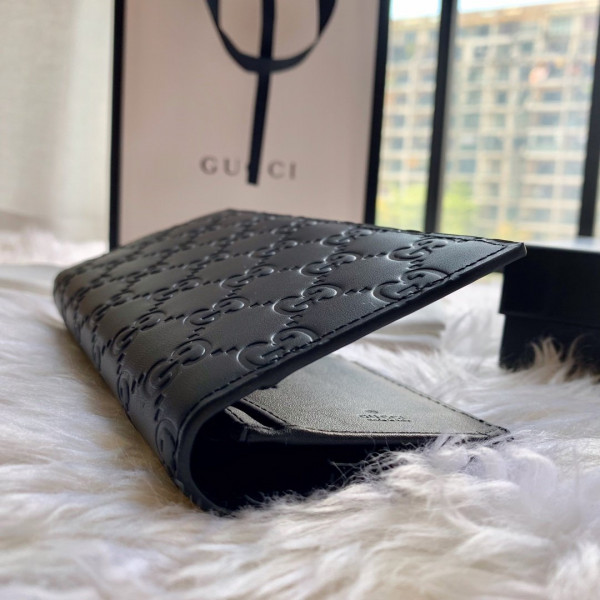 G*u*i long wallet