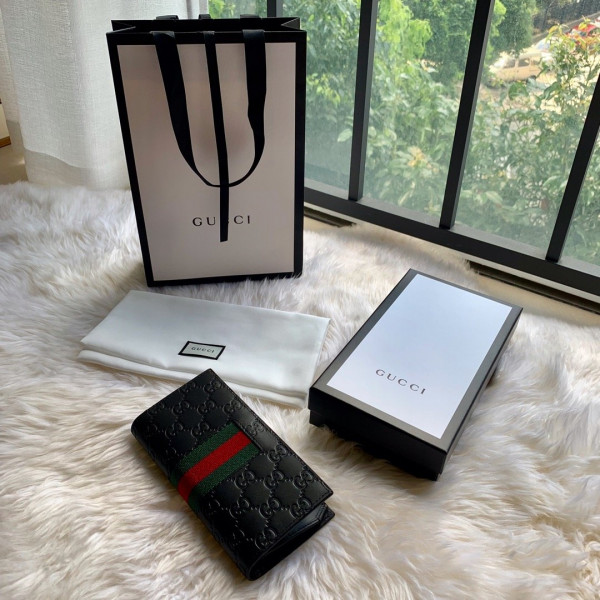 G*u*i long wallet