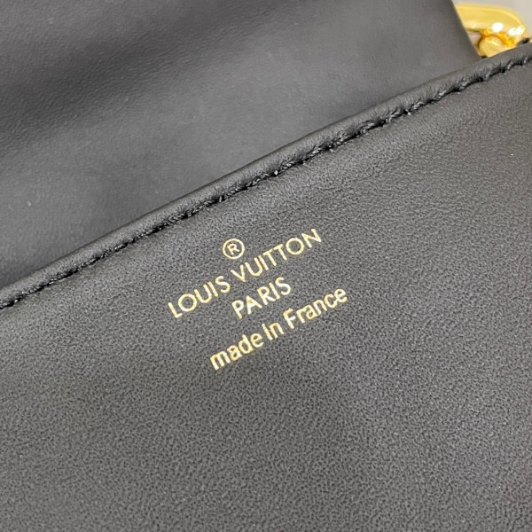 l0*is V*t0n beltbag coussin