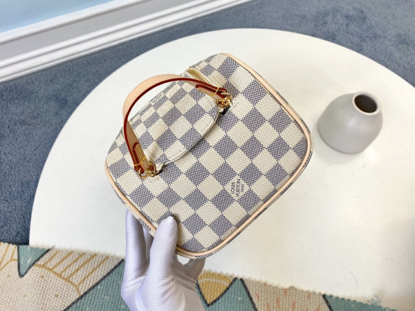 l0*is V*t0n toiletry bag