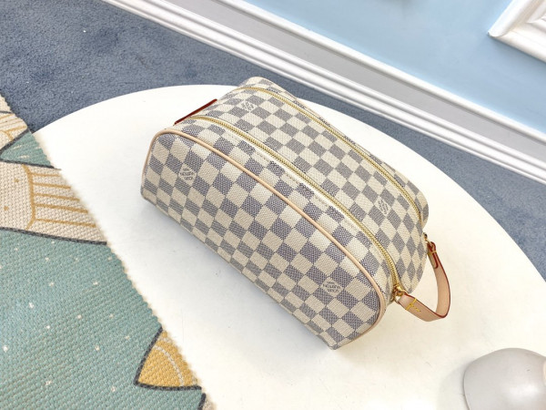 l0*is V*t0n toiletry bag