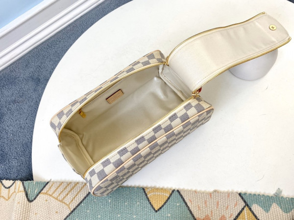 l0*is V*t0n toiletry bag