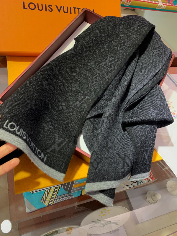 l0*is V*t0n scarf