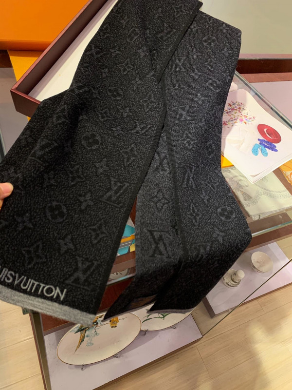 l0*is V*t0n scarf