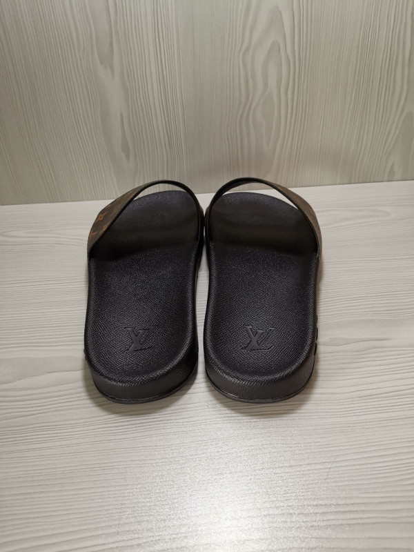 l0*is V*t0n slippers