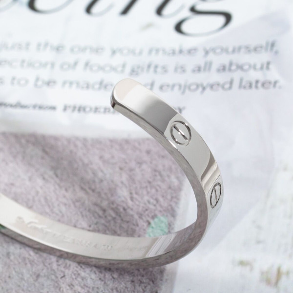 Ca*t*er  bracelet