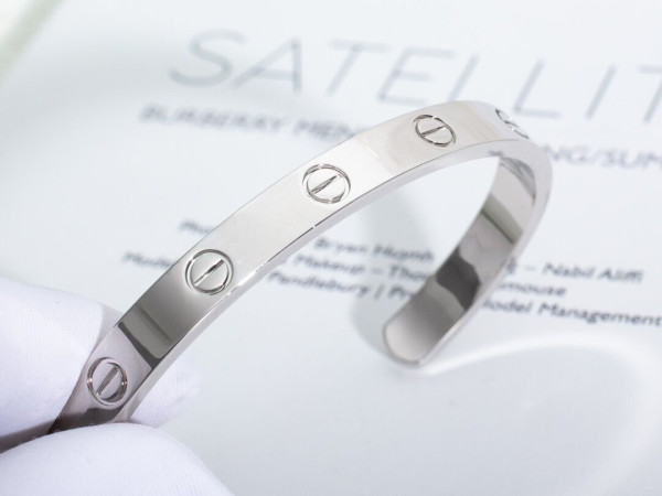 Ca*t*er  bracelet