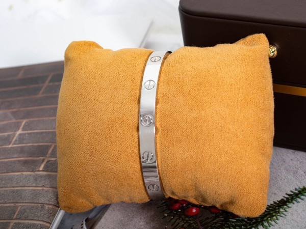 Ca*t*er  bracelet