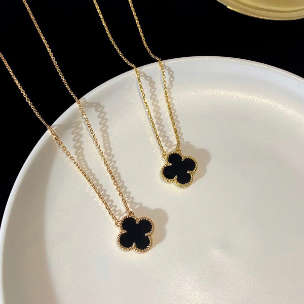 V*N CL*F & arpels  perlée necklace