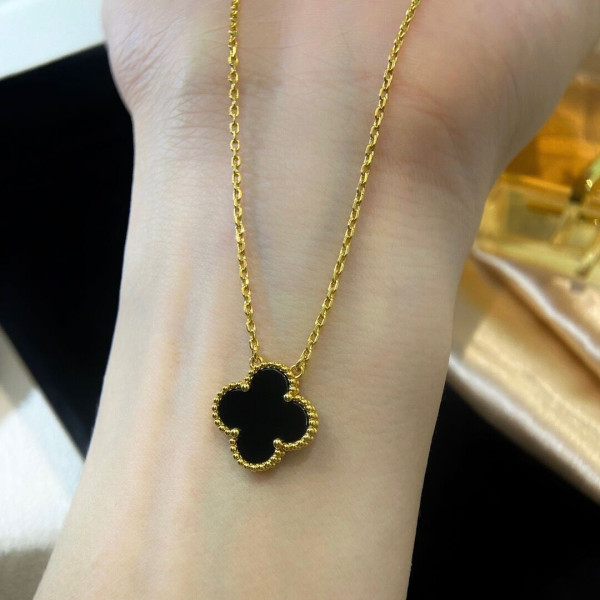 V*N CL*F & arpels  perlée necklace