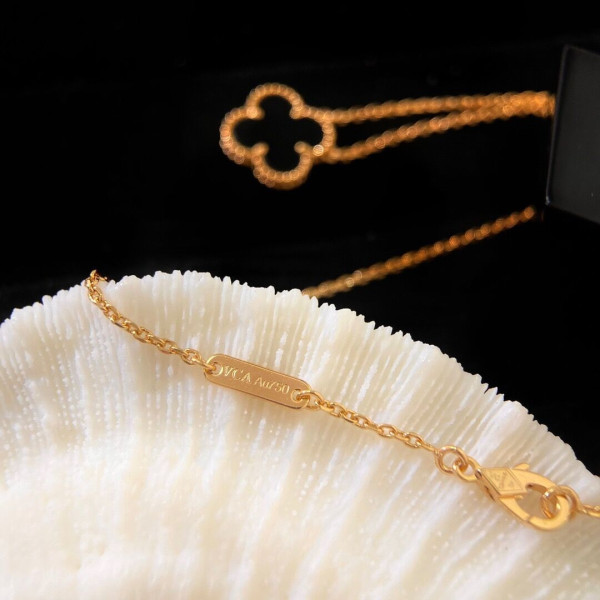 V*N CL*F & arpels  perlée necklace