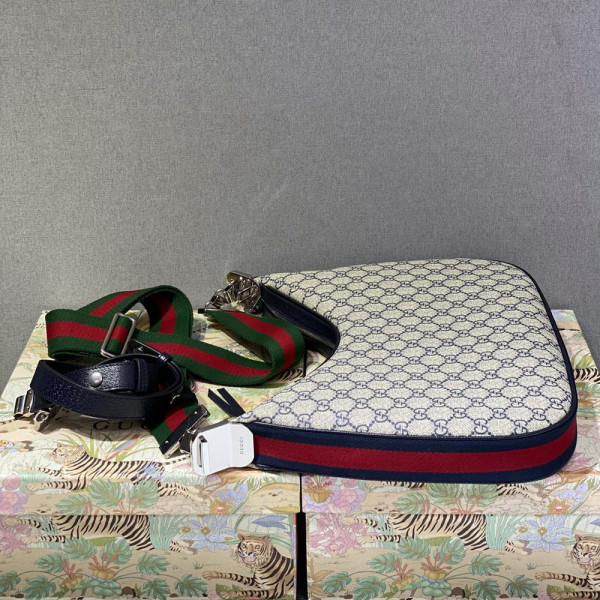 G*u*i attache large shoulder bag