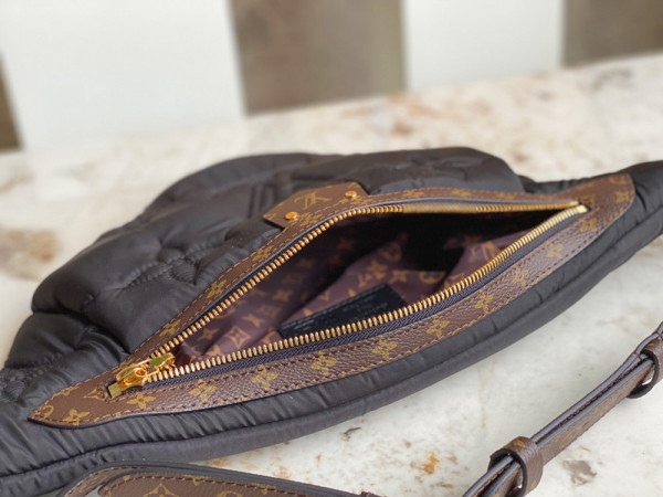 l0*is V*t0n maxi bumbag