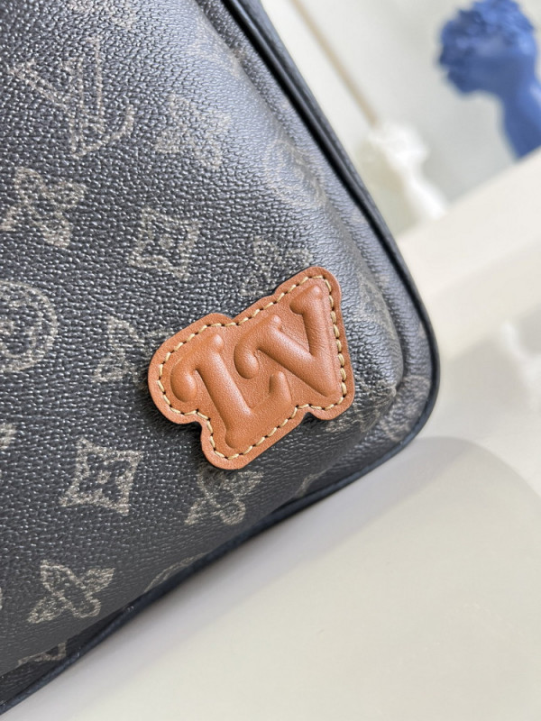 l0*is V*t0n avenue sling bag nm