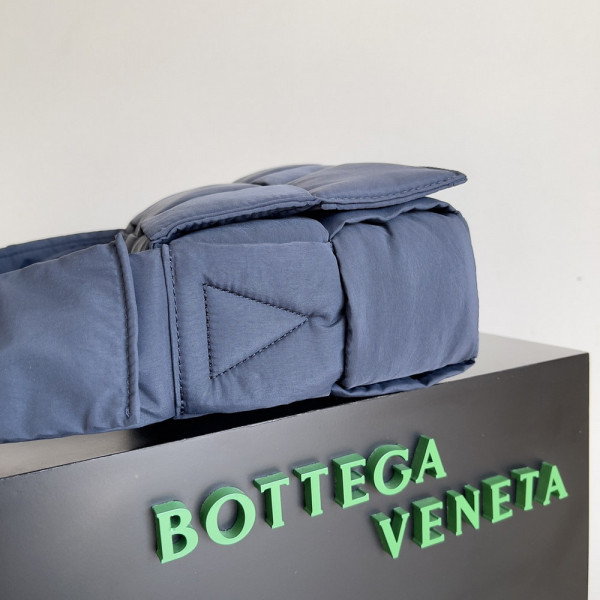bo*te*ga Ve*ne*ta padded tech cassette