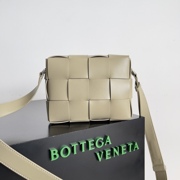 bo*te*ga Ve*ne*ta brick cassette