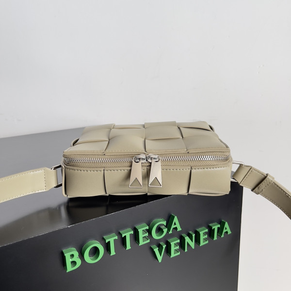bo*te*ga Ve*ne*ta brick cassette
