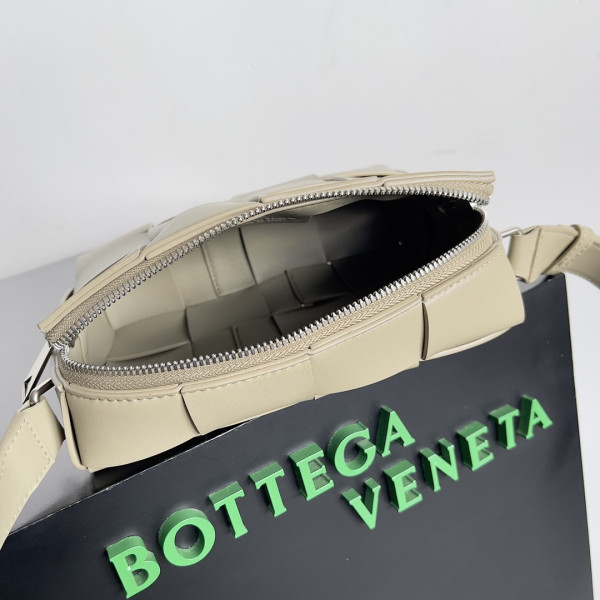 bo*te*ga Ve*ne*ta brick cassette