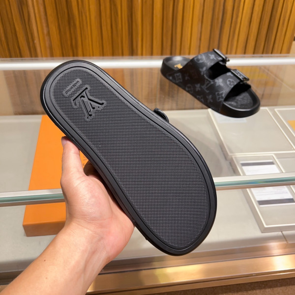 l0*is V*t0n slippers