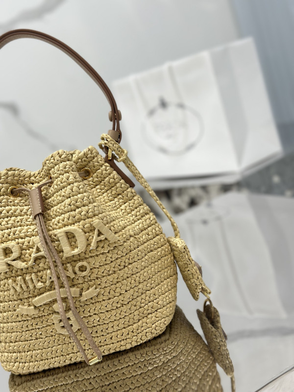 Pra*a  bucket bag