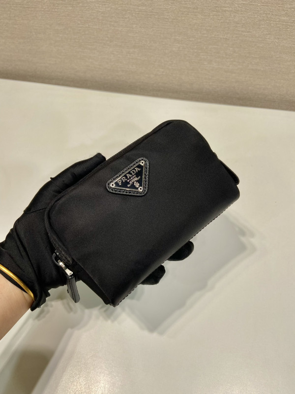 Pra*a re-nylon necessaire