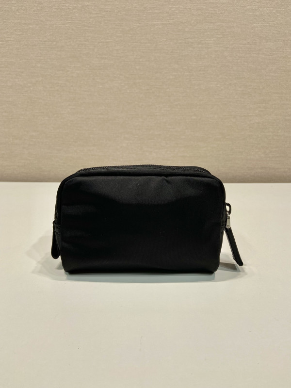 Pra*a re-nylon necessaire