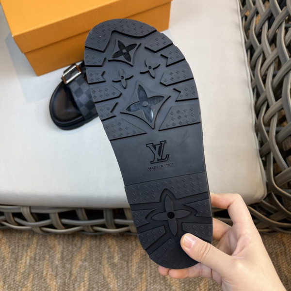 l0*is V*t0n slippers