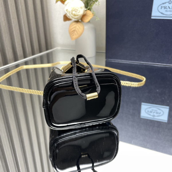 Pra*a  shearling bucket bag-9-9-6cm
