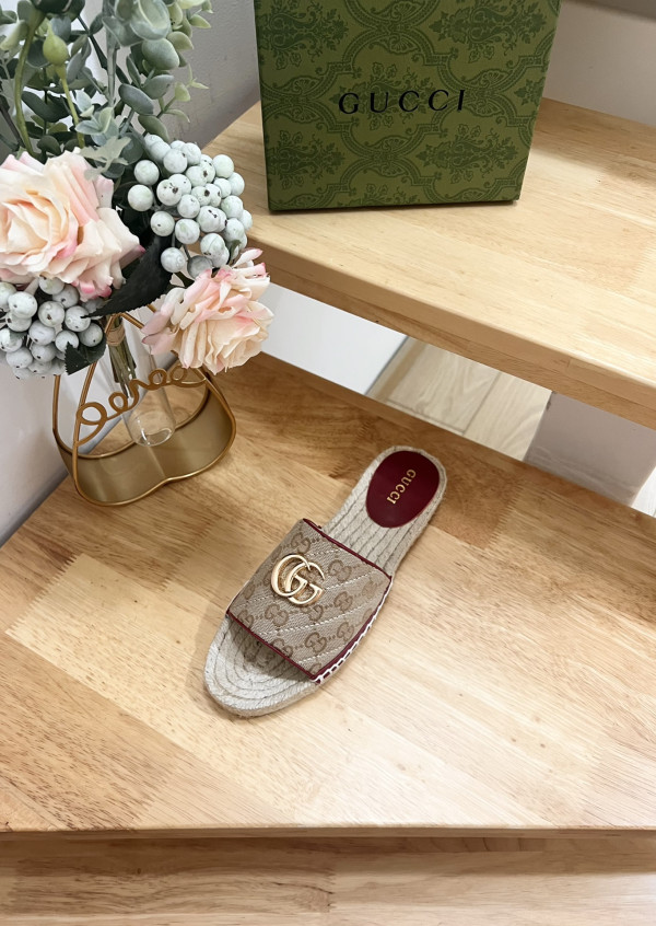G*u*i slide sandals