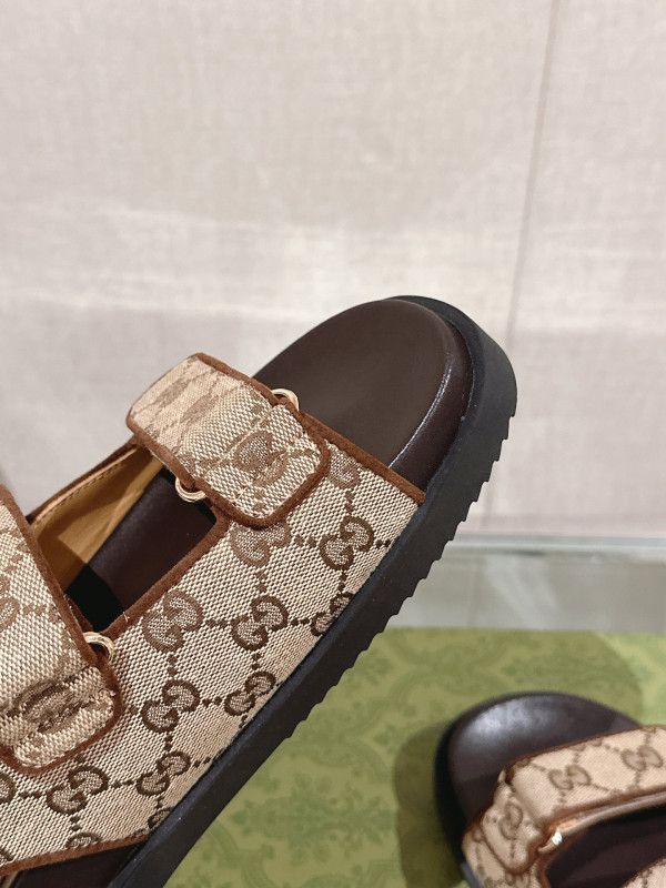 G*u*i slide sandals
