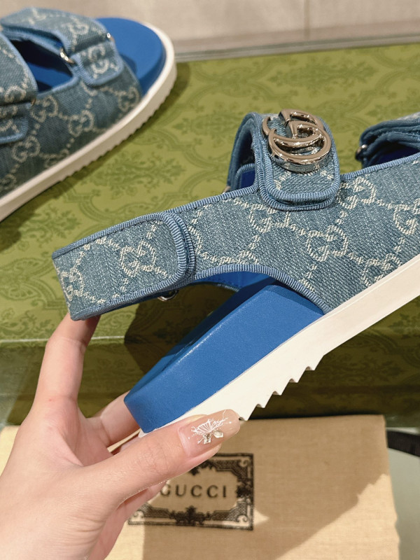 G*u*i slide sandals
