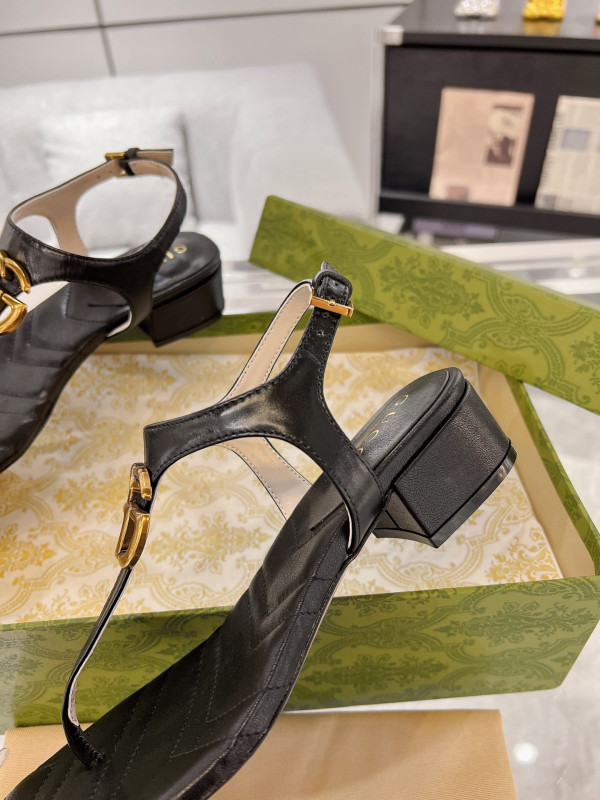 G*u*i slide sandals